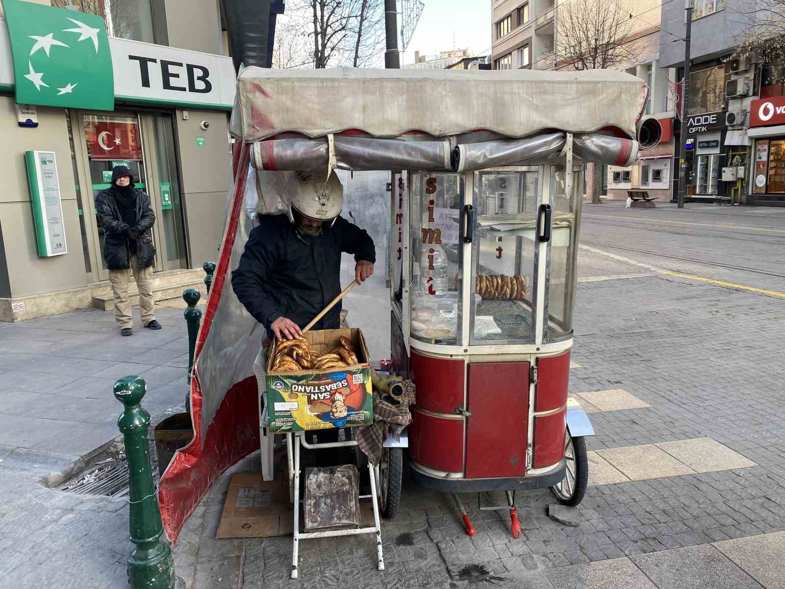Yüzde 76 engeli olmasına ekmek parasını kazanmak için eksi 17 derecede simit satıyor