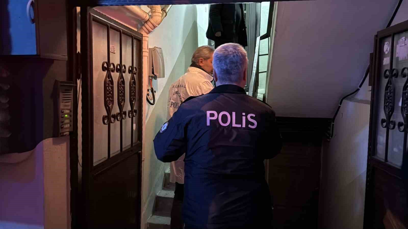 Yaşlı adam apartmanın merdiven boşluğunda ölü bulundu