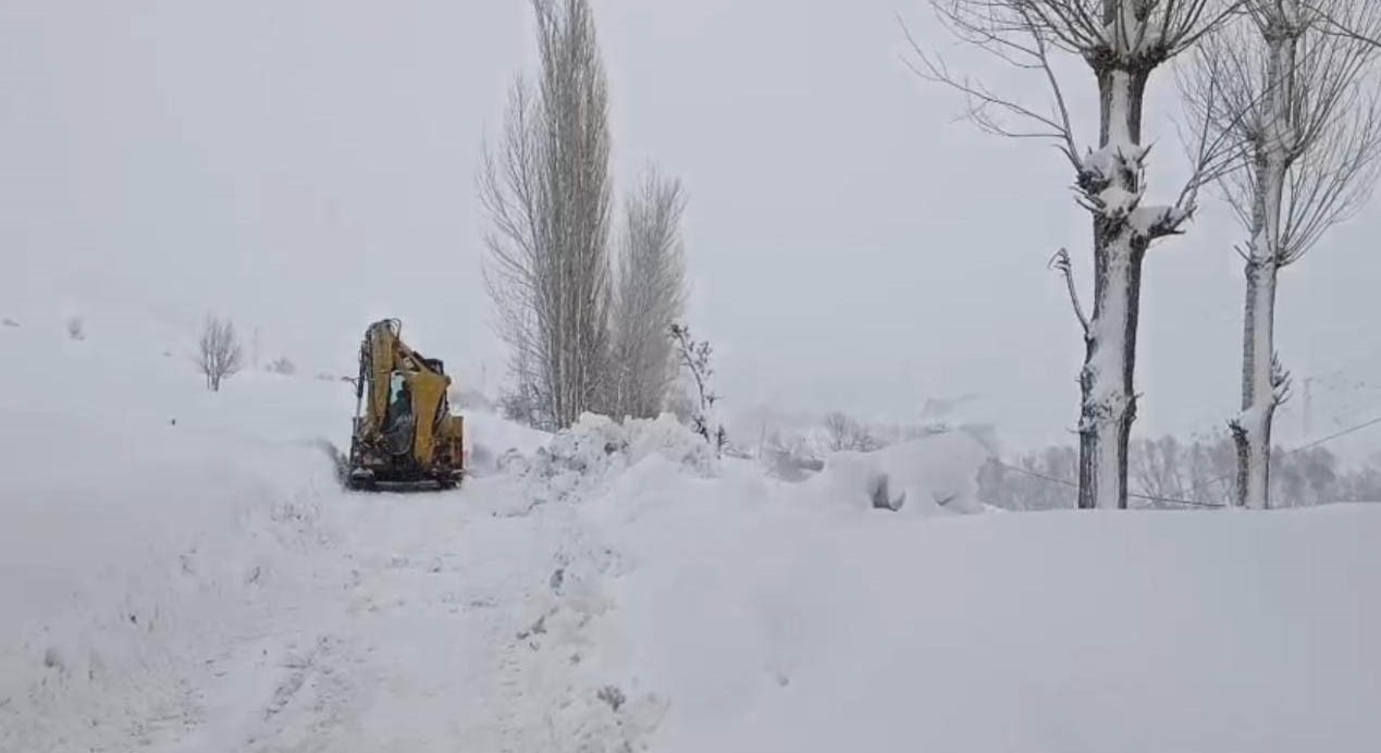 Şırnak’ta kar esareti: Açılan yollar tekrar kapanıyor