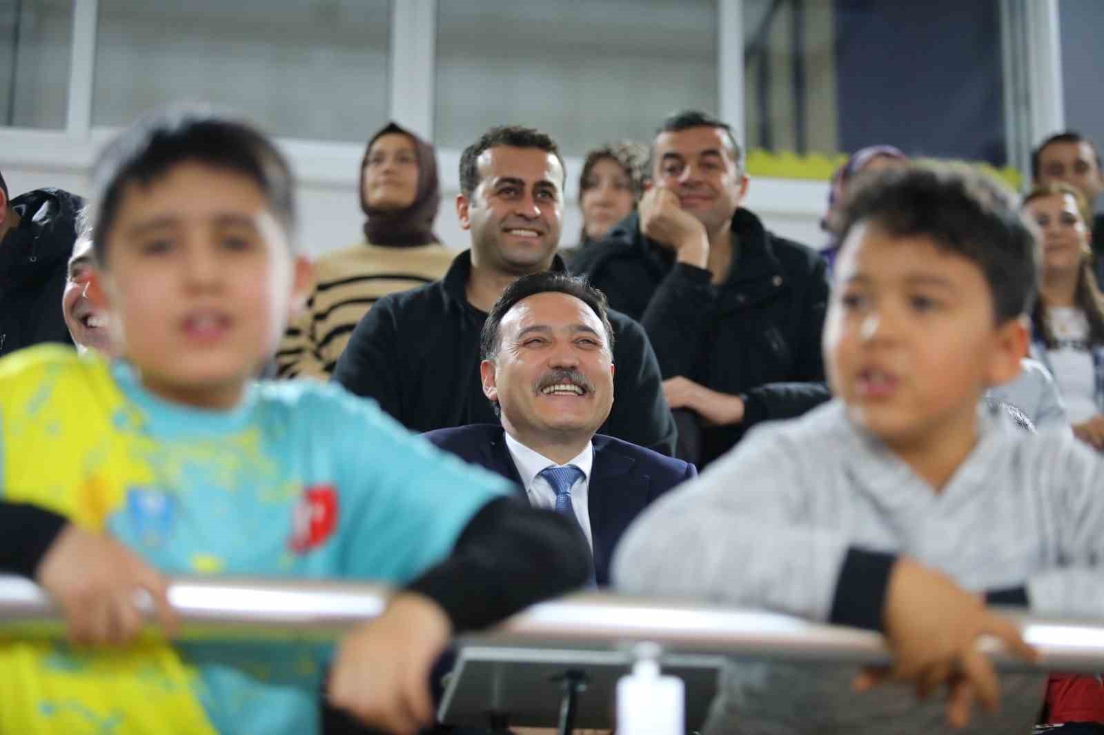 Şehir protokolü ile ERVA Sporcuları futbol maçında karşı karşıya geldi