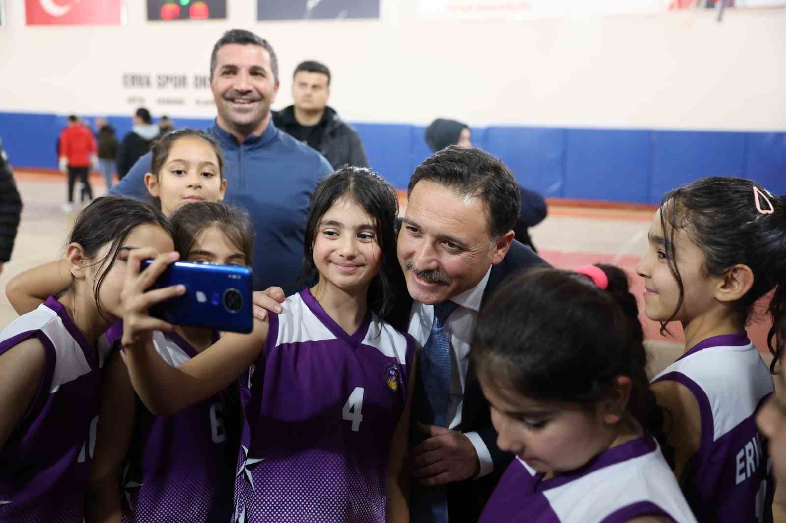 Şehir protokolü ile ERVA Sporcuları futbol maçında karşı karşıya geldi