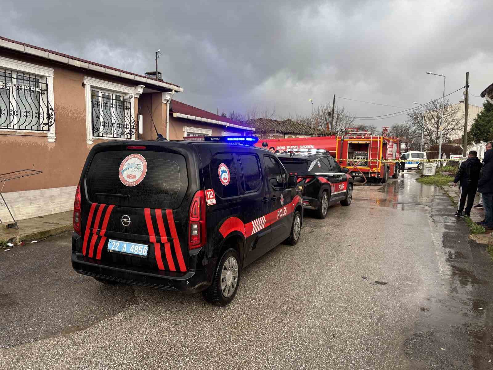 Müstakil ev alevlere teslim oldu: Yanan evini gözyaşları içinde izledi
