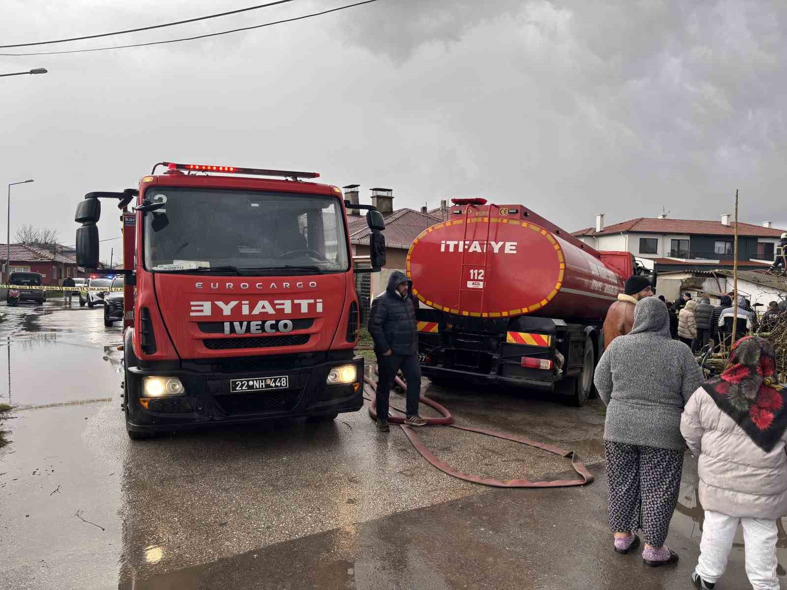 Müstakil ev alevlere teslim oldu: Yanan evini gözyaşları içinde izledi