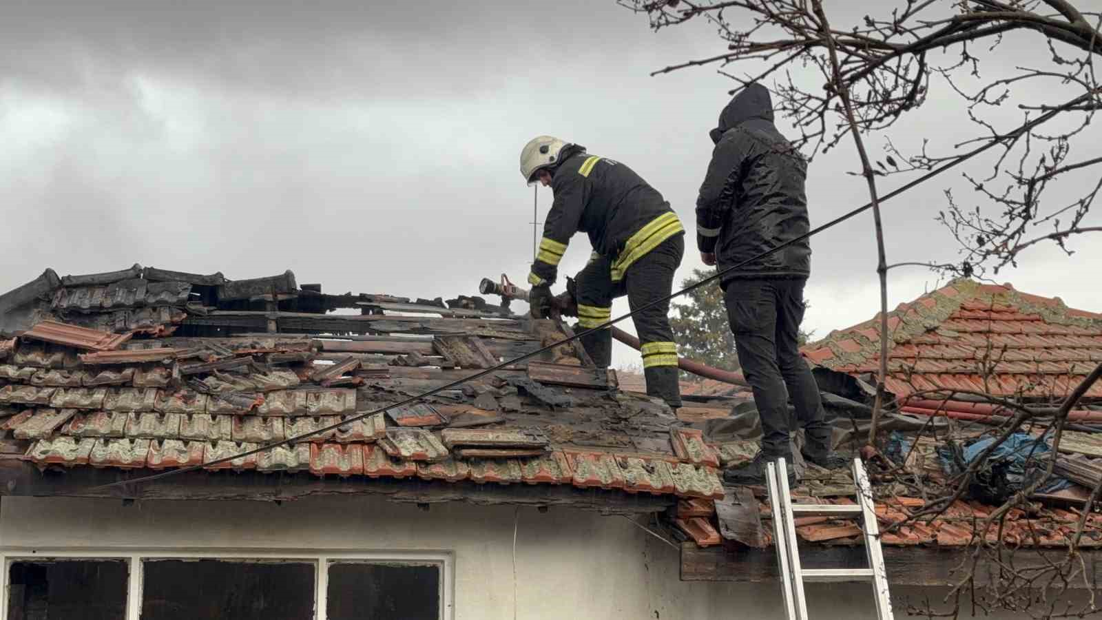 Müstakil ev alevlere teslim oldu: Yanan evini gözyaşları içinde izledi