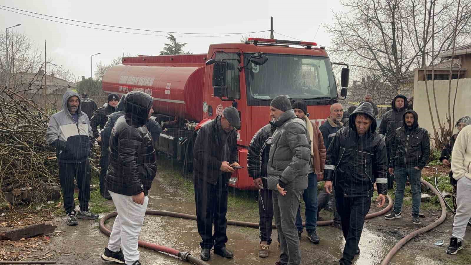 Müstakil ev alevlere teslim oldu: Yanan evini gözyaşları içinde izledi