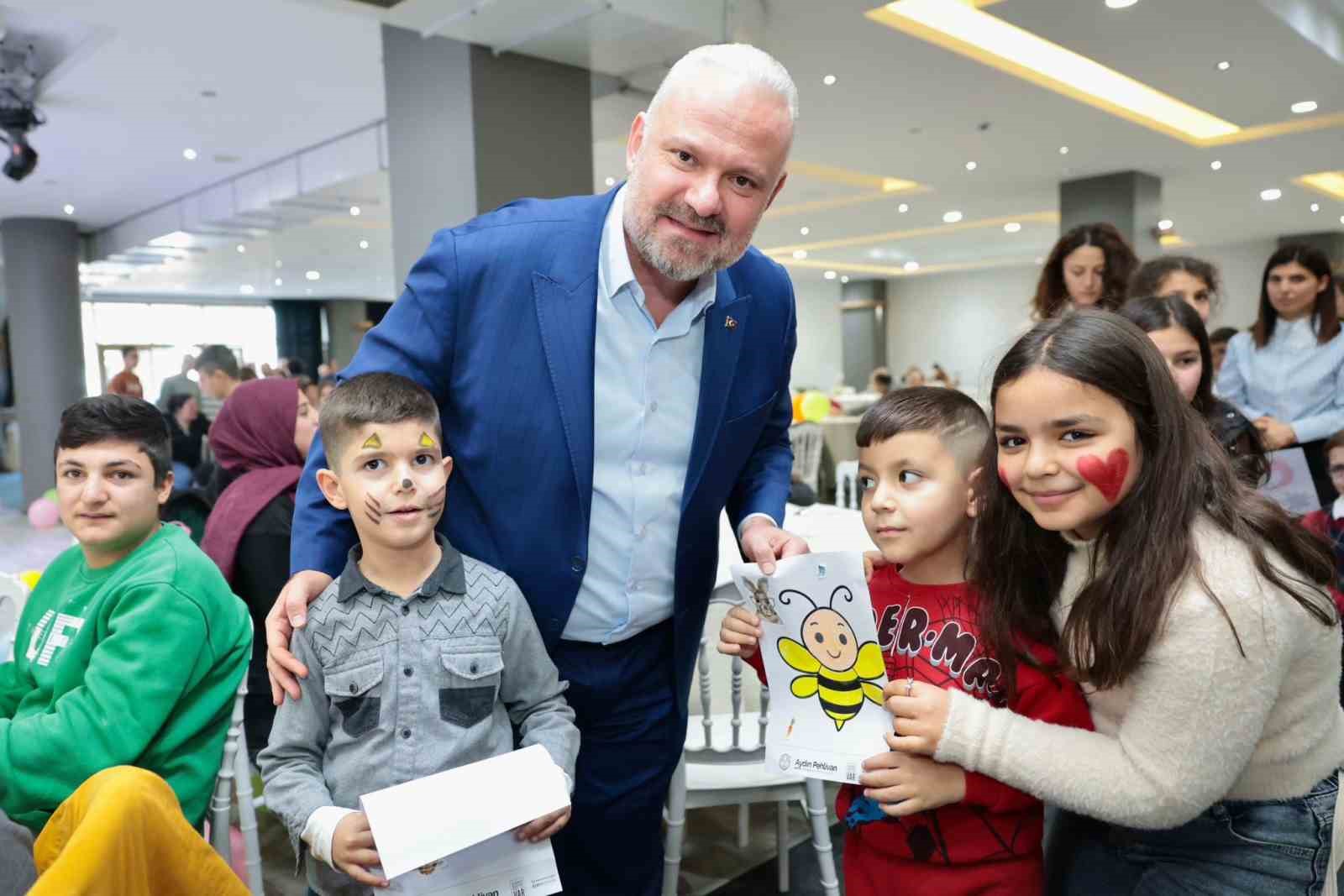 Menemen’de özel çocukların karne sevinci yürekleri ısıttı