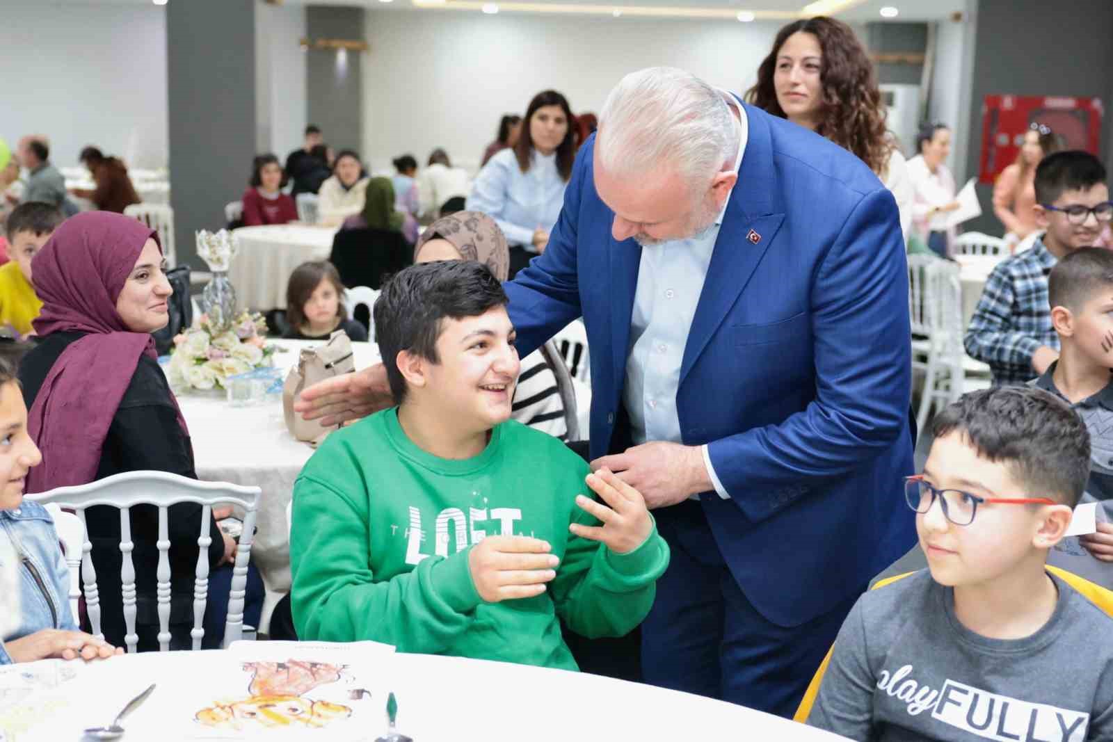 Menemen’de özel çocukların karne sevinci yürekleri ısıttı