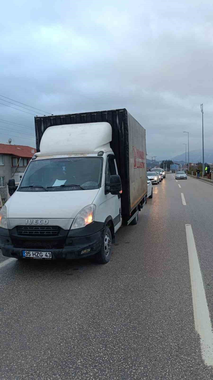 Kamyonet ile çarpışan otomobildeki 3 kişi yaralandı