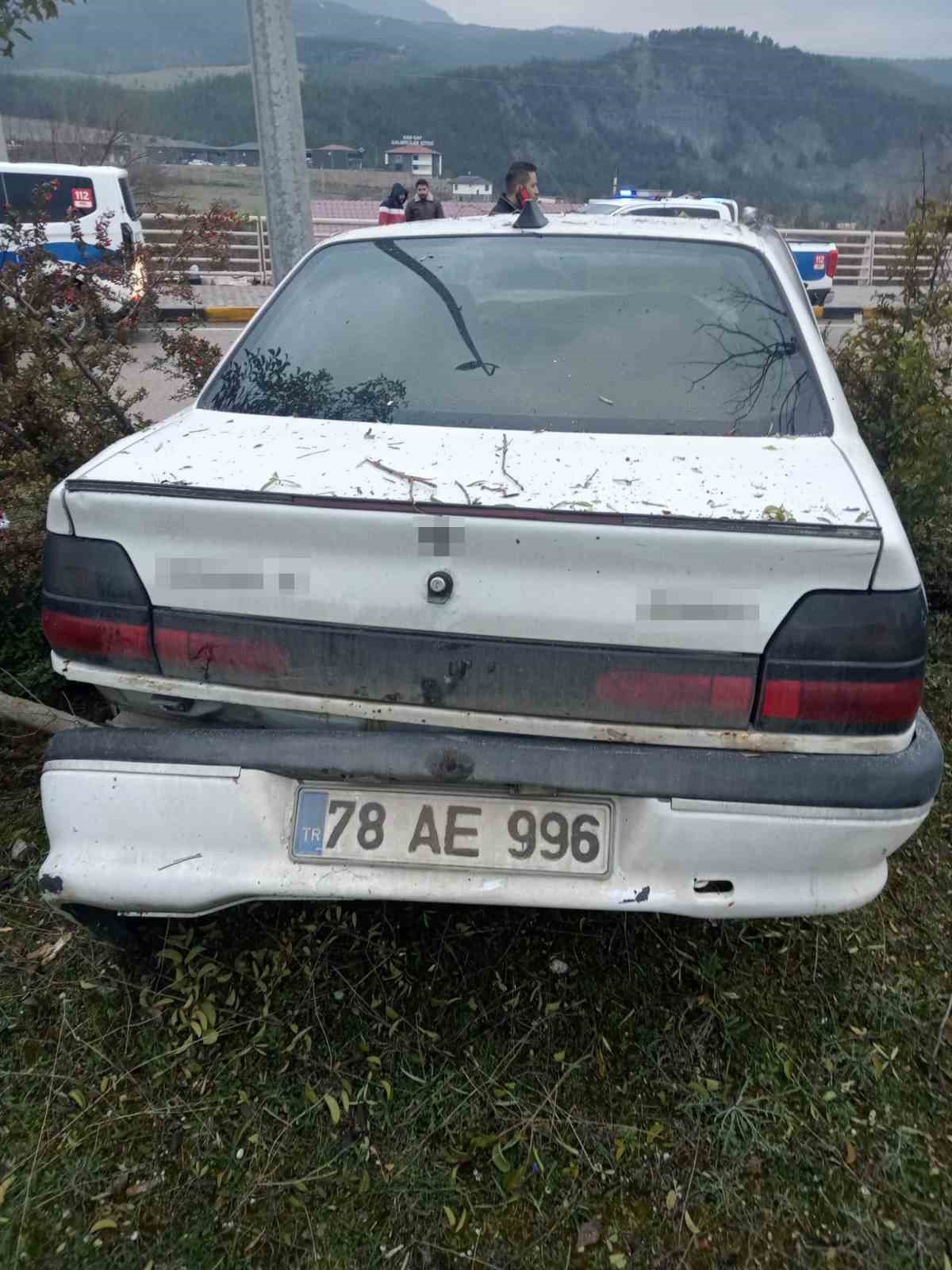 Kamyonet ile çarpışan otomobildeki 3 kişi yaralandı