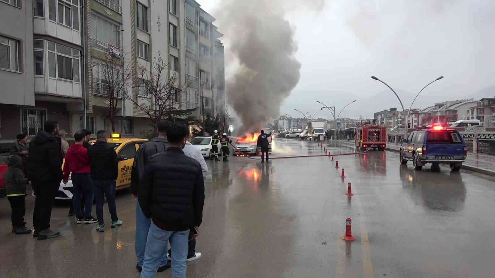Amasya’da otomobil alev alev yandı, patlamalar korkuttu