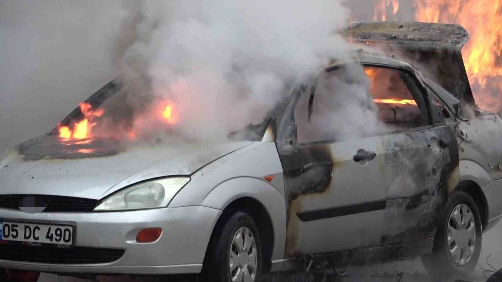 Amasya’da otomobil alev alev yandı, patlamalar korkuttu