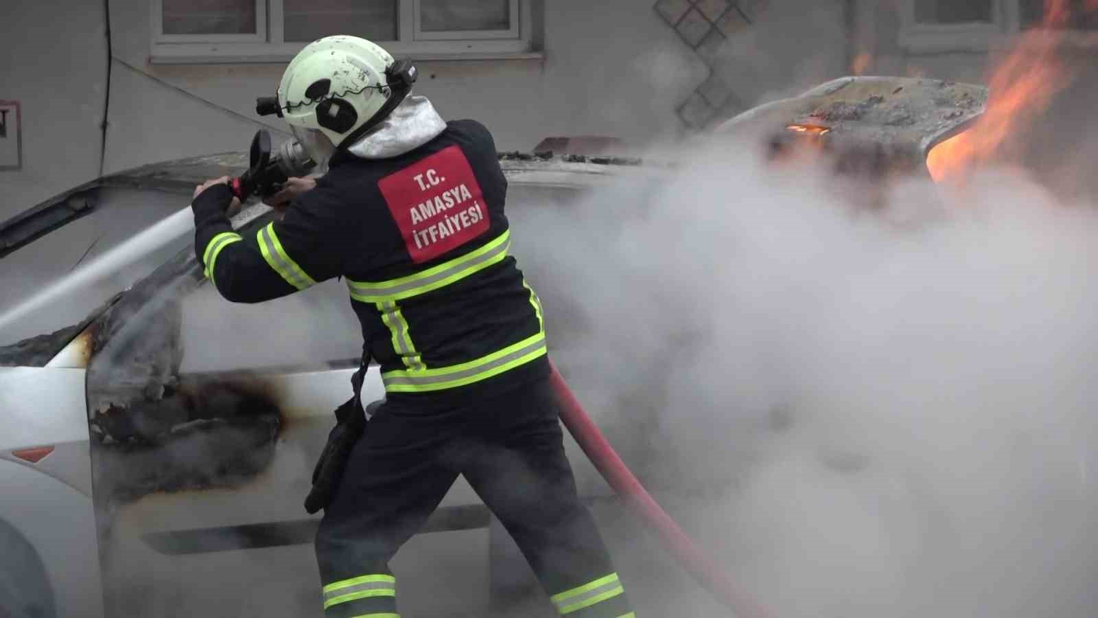 Amasya’da otomobil alev alev yandı, patlamalar korkuttu