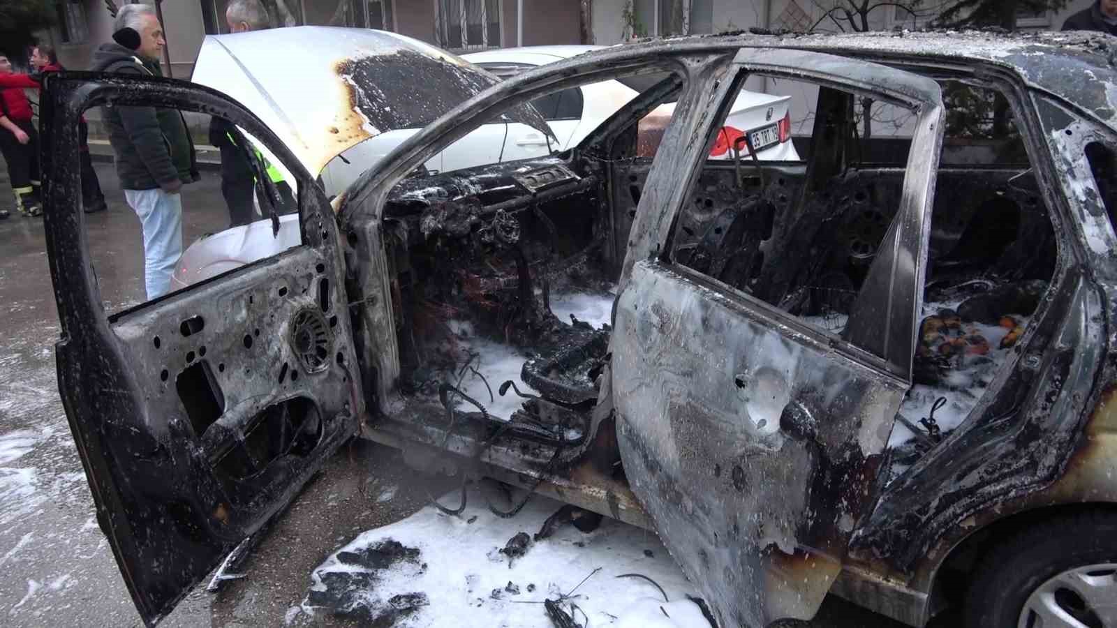 Amasya’da otomobil alev alev yandı, patlamalar korkuttu