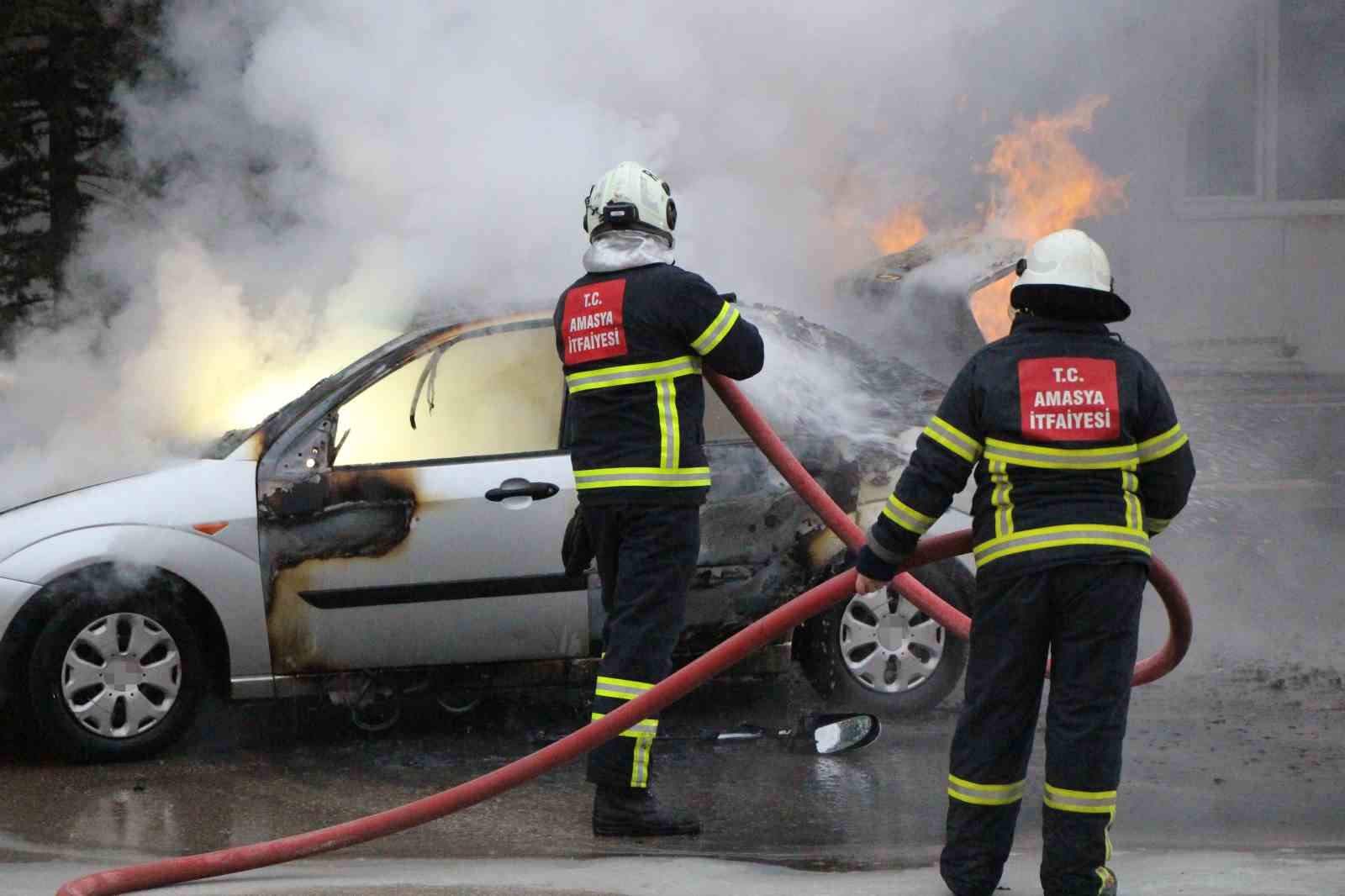 Amasya’da otomobil alev alev yandı, patlamalar korkuttu