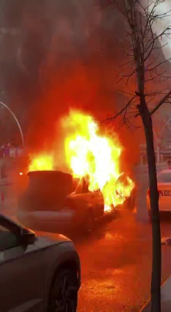 Amasya’da otomobil alev alev yandı, patlamalar korkuttu