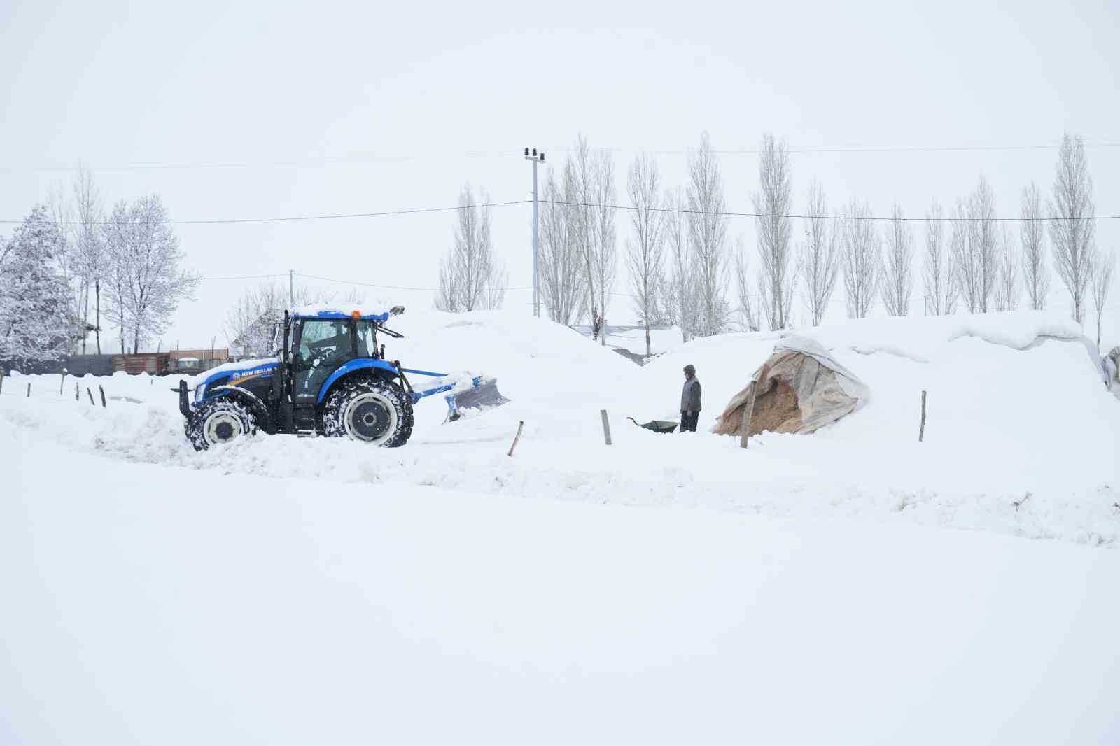 Muş’ta muhtarın gönüllü kar mesaisi takdir topladı