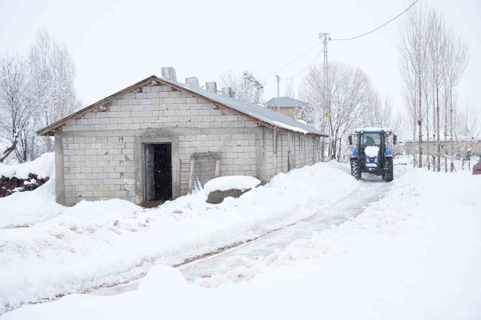 Muş’ta muhtarın gönüllü kar mesaisi takdir topladı