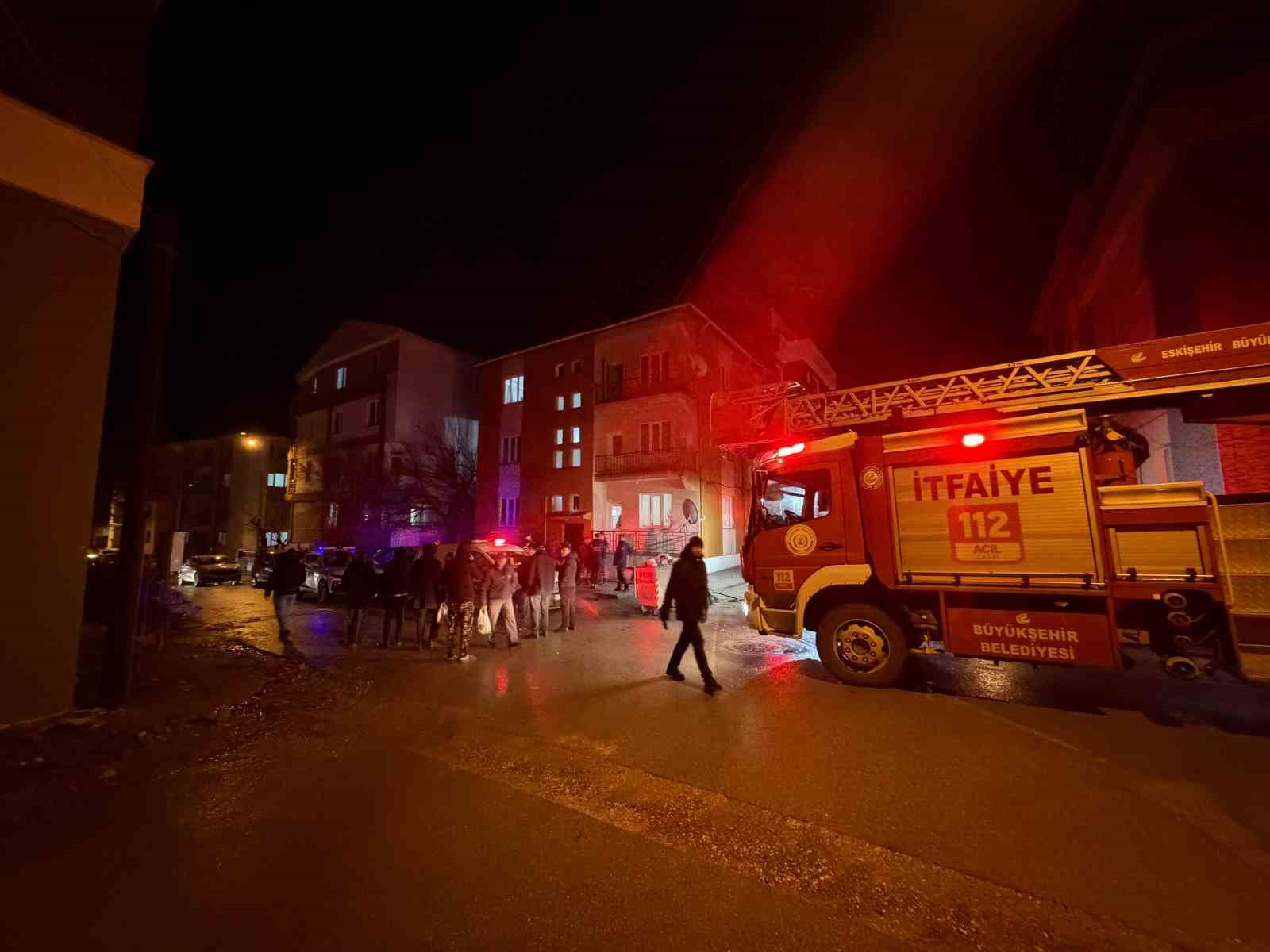 Bunalıma giren genç evi yakmaya çalıştı