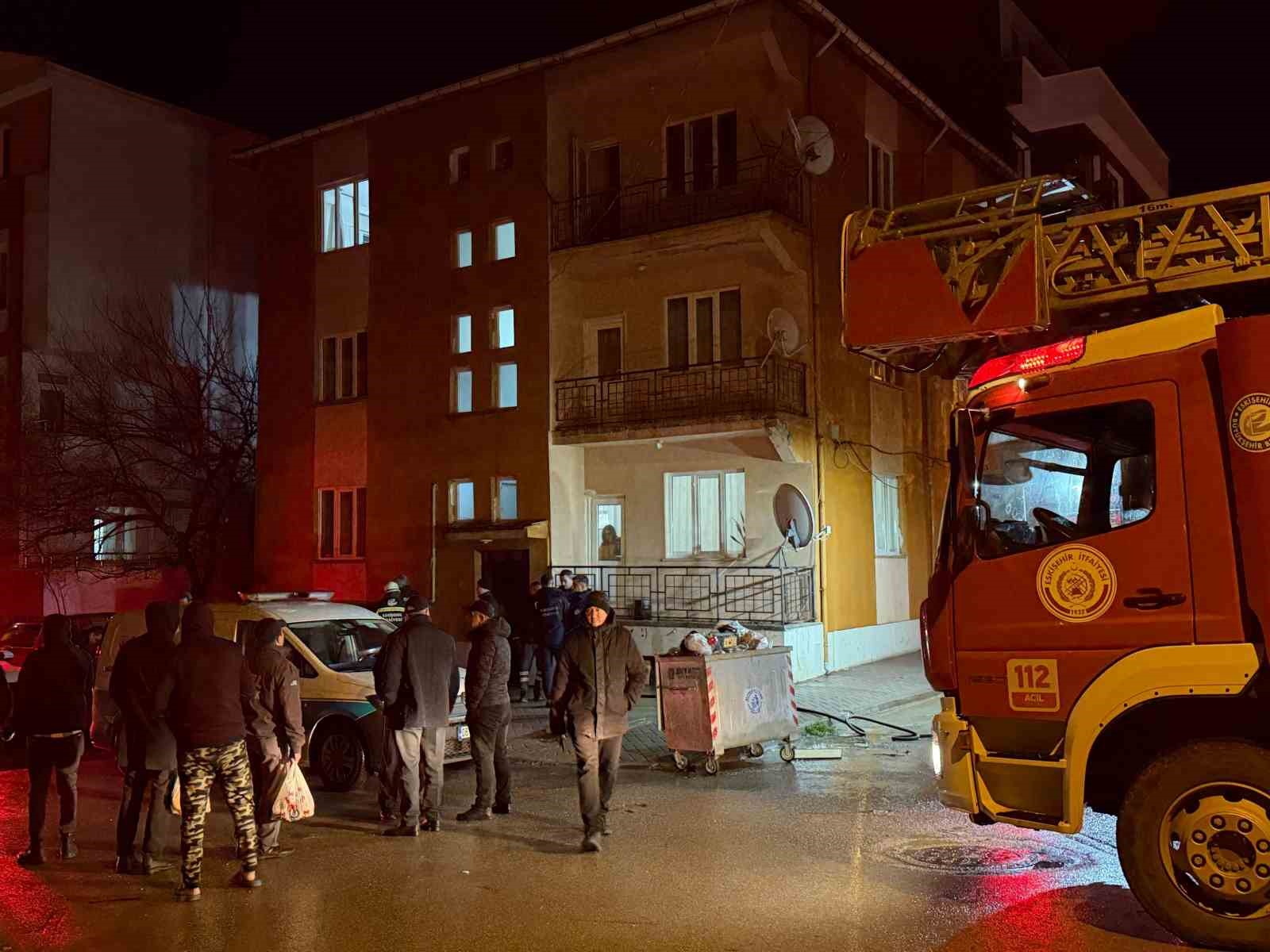 Bunalıma giren genç evi yakmaya çalıştı