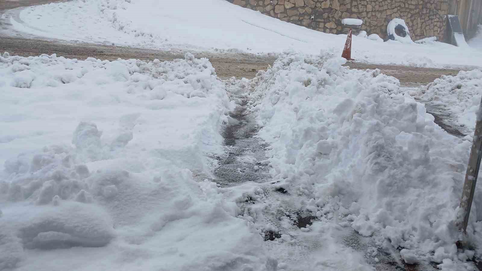Kulp’ta kar esareti: Köy yolları kapandı, ilçe trafiği kilitlendi