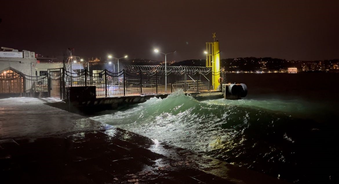 İstanbul’da sabah saatlerinde kuvvetli rüzgar etkili oldu