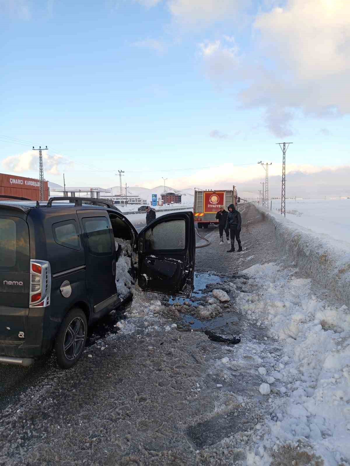 Van’da seyir halindeki kamyonet yandı