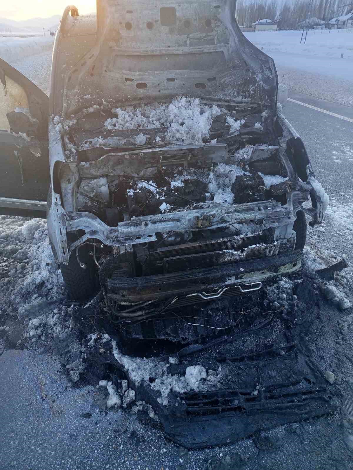 Van’da seyir halindeki kamyonet yandı