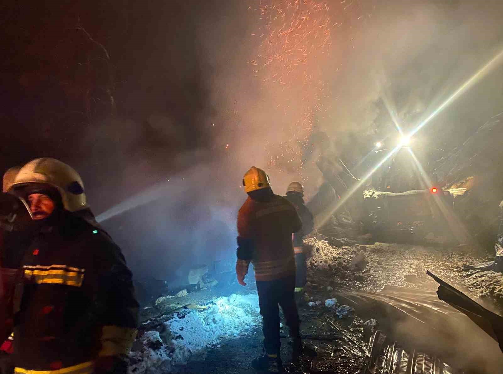 Ordu’da ahşap ev ve samanlıkta yangın