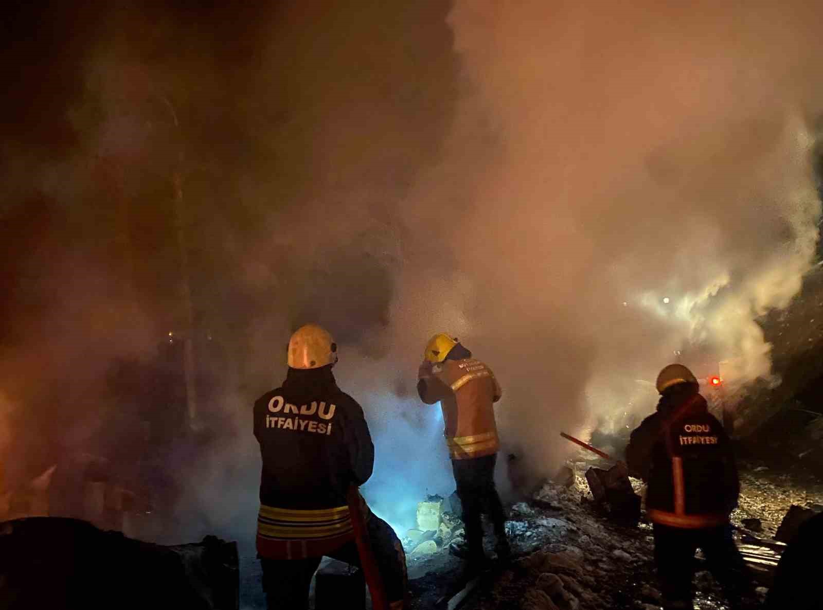 Ordu’da ahşap ev ve samanlıkta yangın