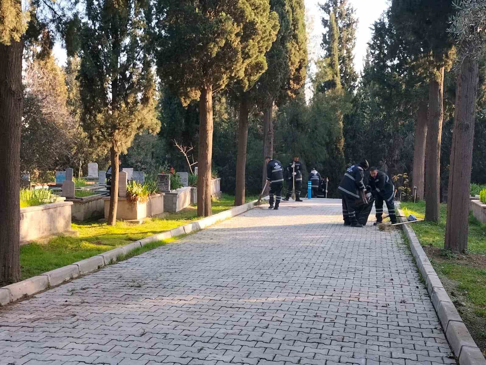Aydın Büyükşehir Belediyesi’nden mezarlıklarda yoğun çalışma