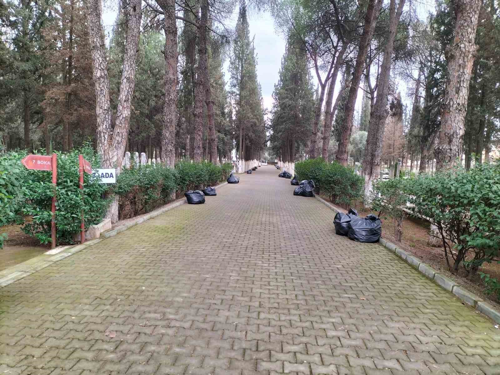 Aydın Büyükşehir Belediyesi’nden mezarlıklarda yoğun çalışma