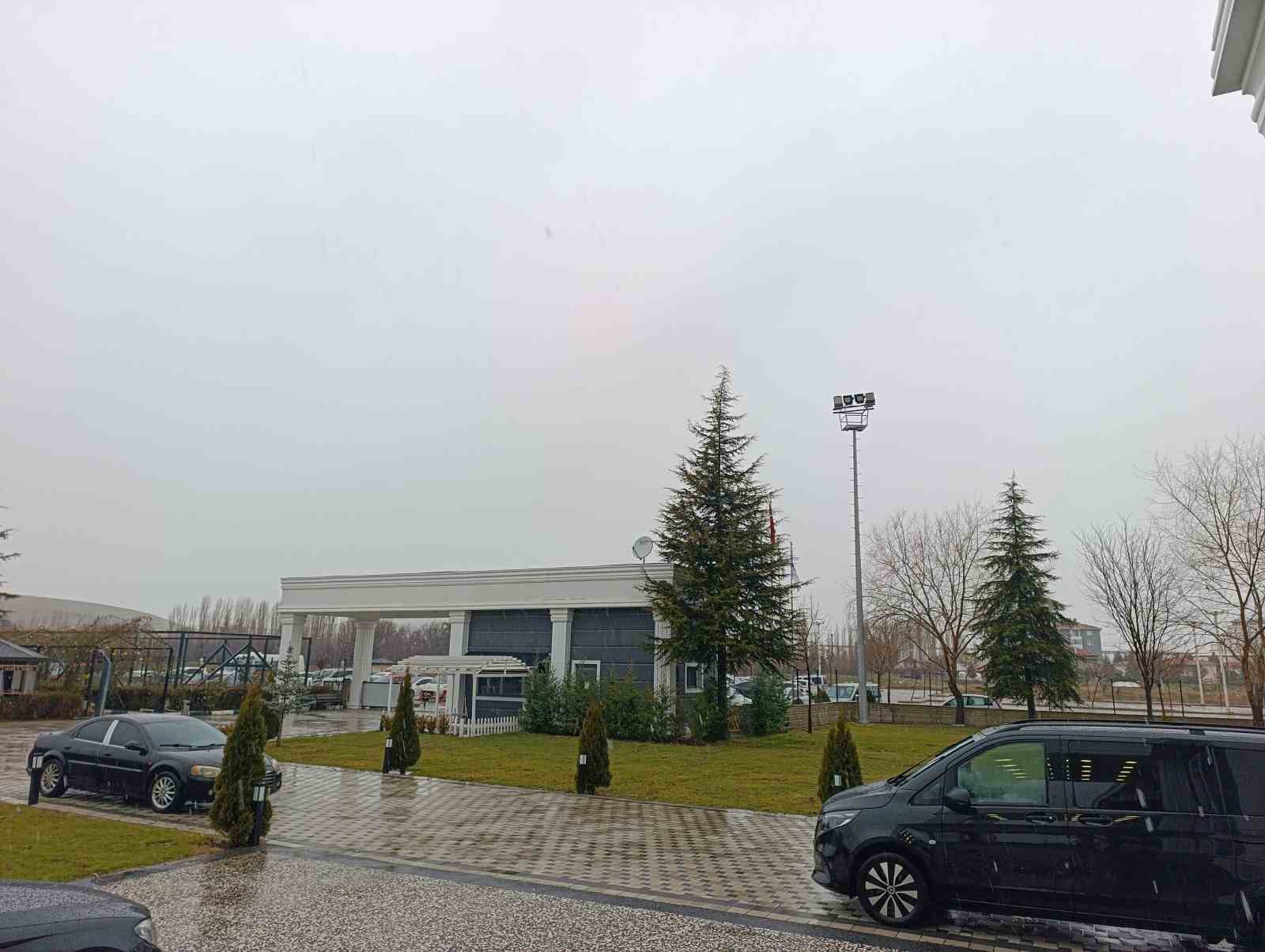 Afyonkarahisar’da beklenen kar yağışı başladı