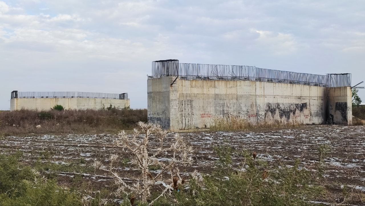 7 yıldır bitmeyen yolun köprü ayakları samanlığa döndü