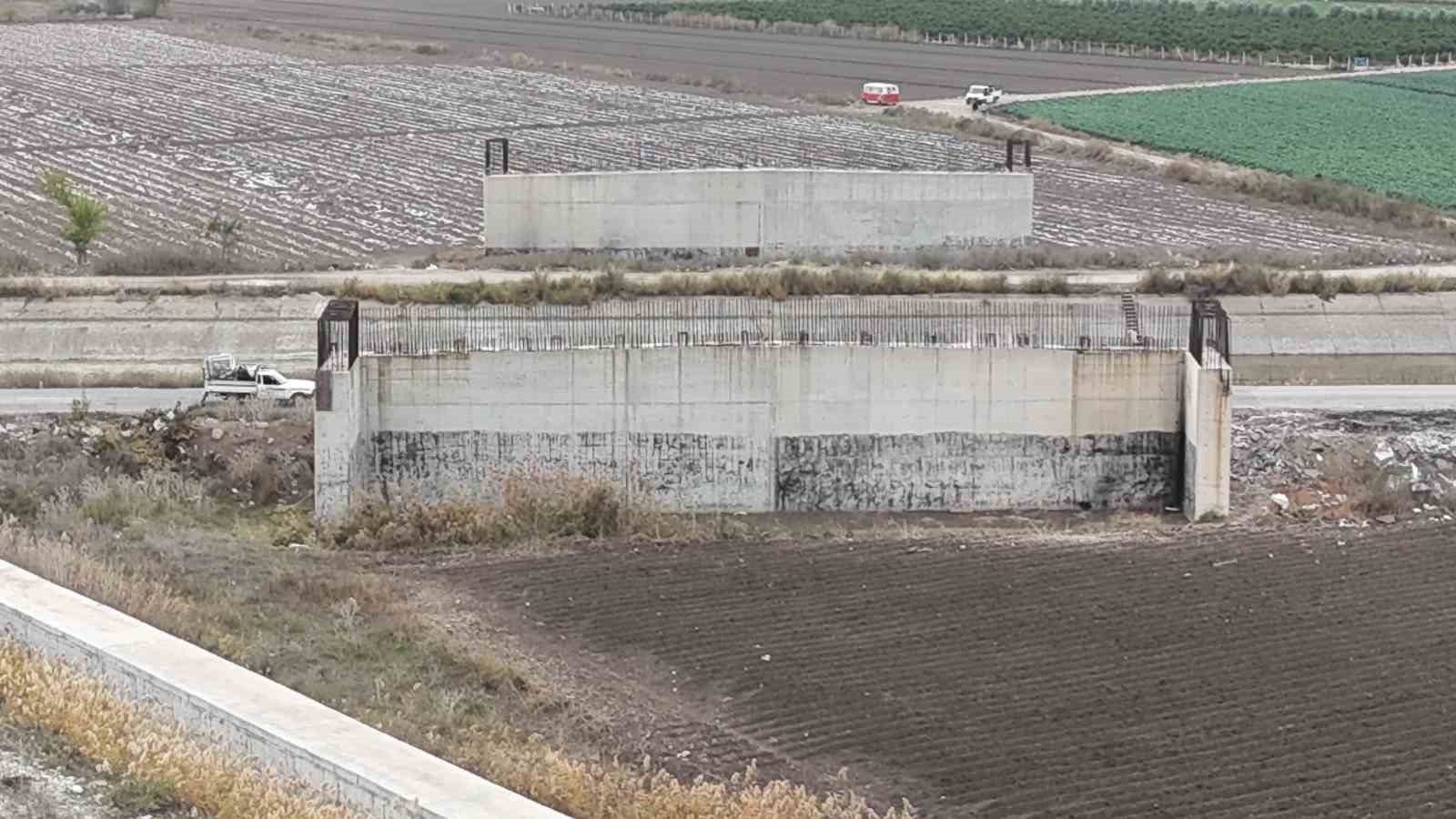 7 yıldır bitmeyen yolun köprü ayakları samanlığa döndü