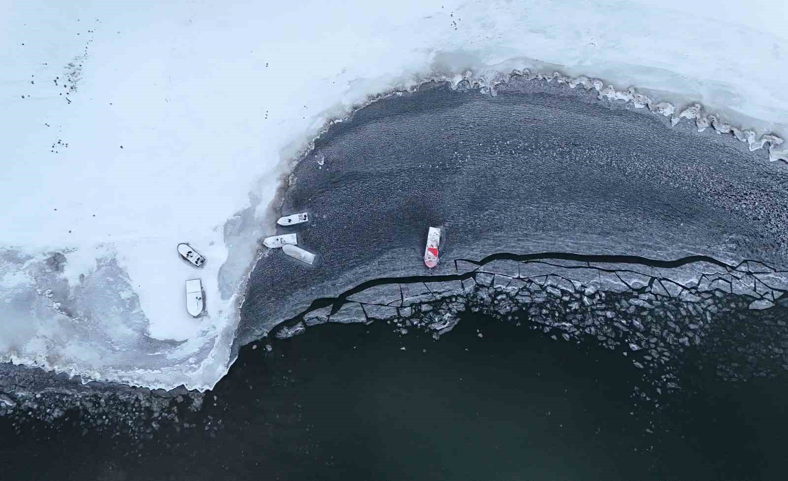 Nazik Gölü kısmen dondu, balıkçı tekneleri buzlar arasında kaldı