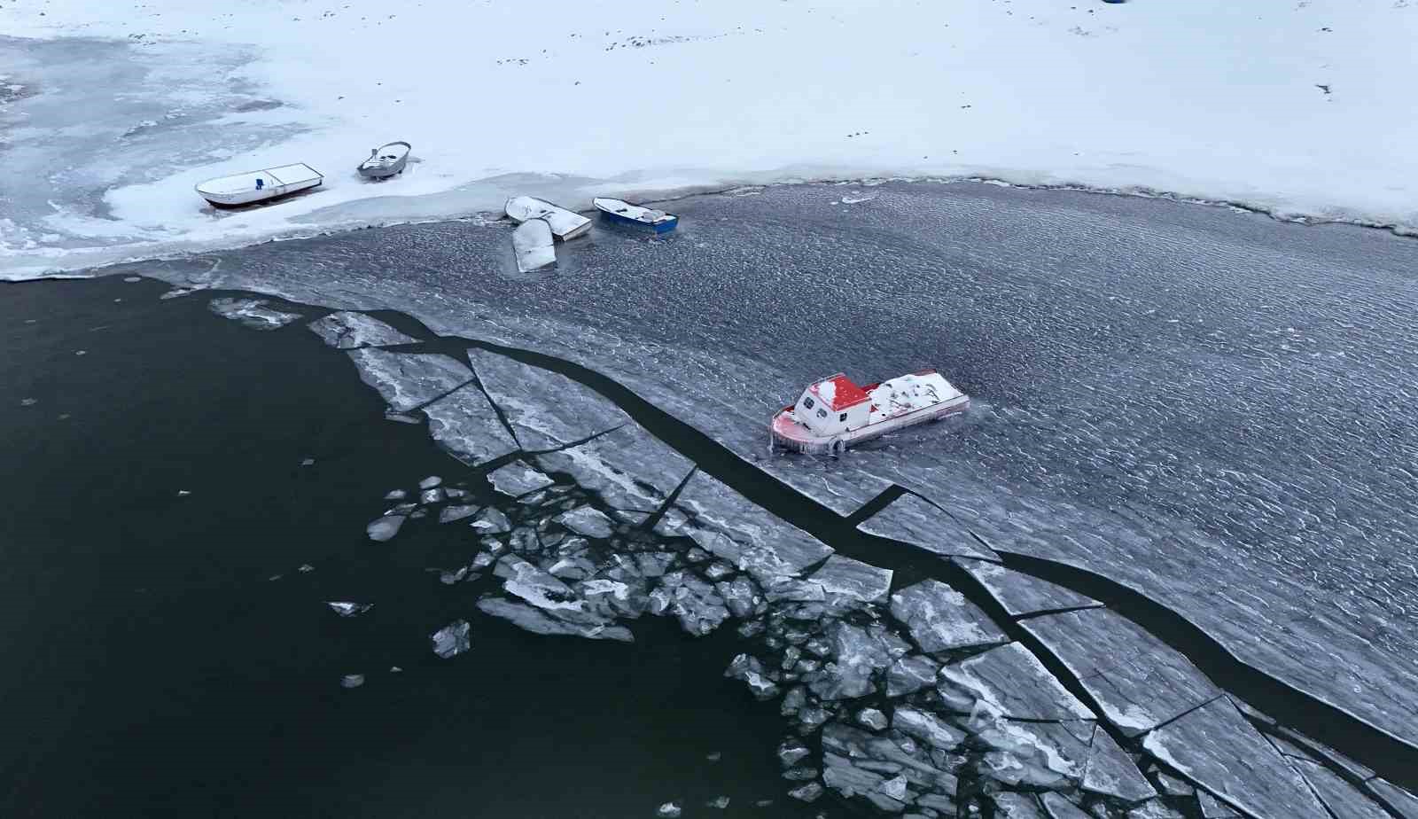 Nazik Gölü kısmen dondu, balıkçı tekneleri buzlar arasında kaldı