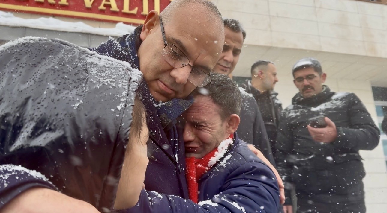 Kar ve fırtınaya rağmen vefa: Ağrı, Vali Koç’u gözyaşlarıyla uğurladı