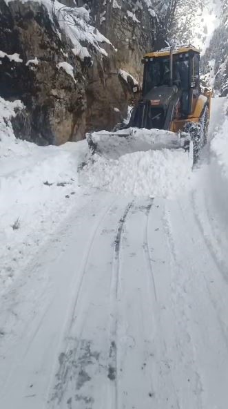 Artvin’de kar ulaşımı vurdu: 120 köy yolu kapalı