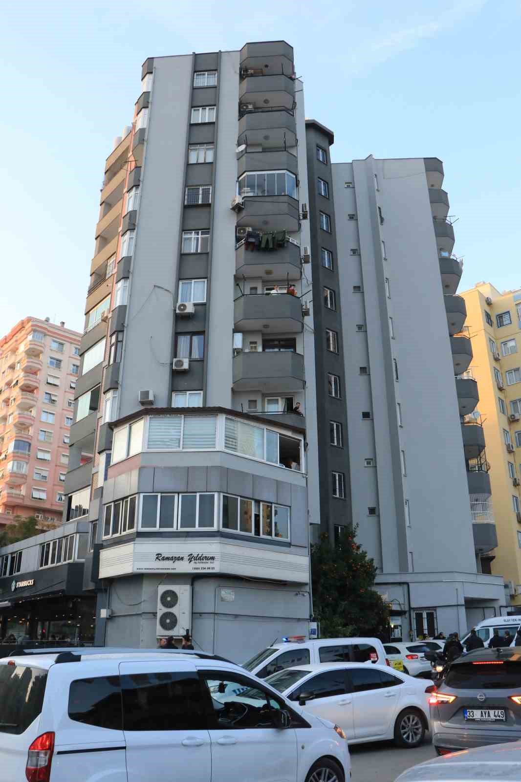 Evi teslim etmeyen müteahhidin oğlunu öldürüp yaşamına son verdi