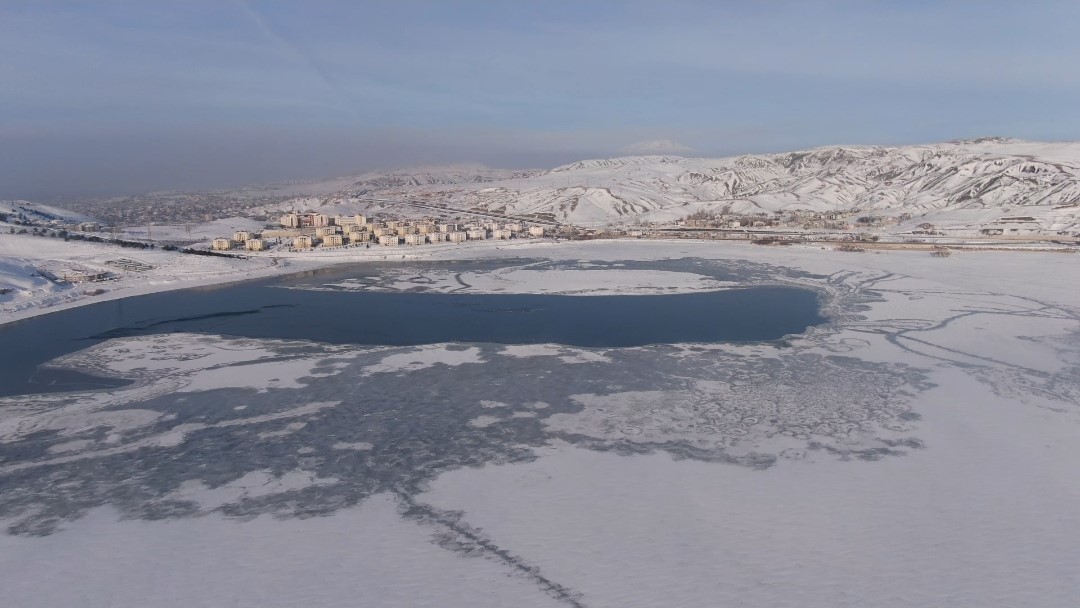 Sibirya soğuklarının hakim olduğu Van’da Sıhke Göleti’nin yüzeyi dondu