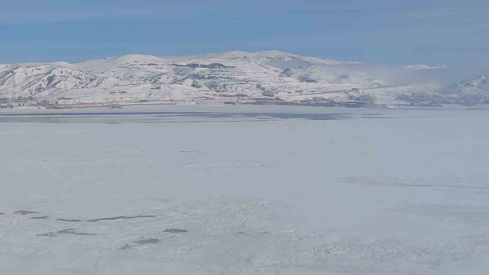 Sibirya soğuklarının hakim olduğu Van’da Sıhke Göleti’nin yüzeyi dondu