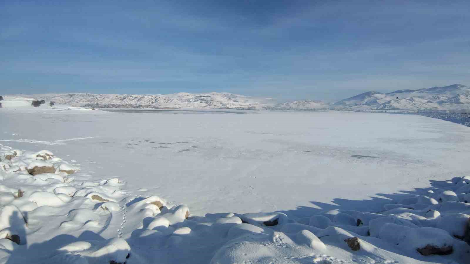 Sibirya soğuklarının hakim olduğu Van’da Sıhke Göleti’nin yüzeyi dondu