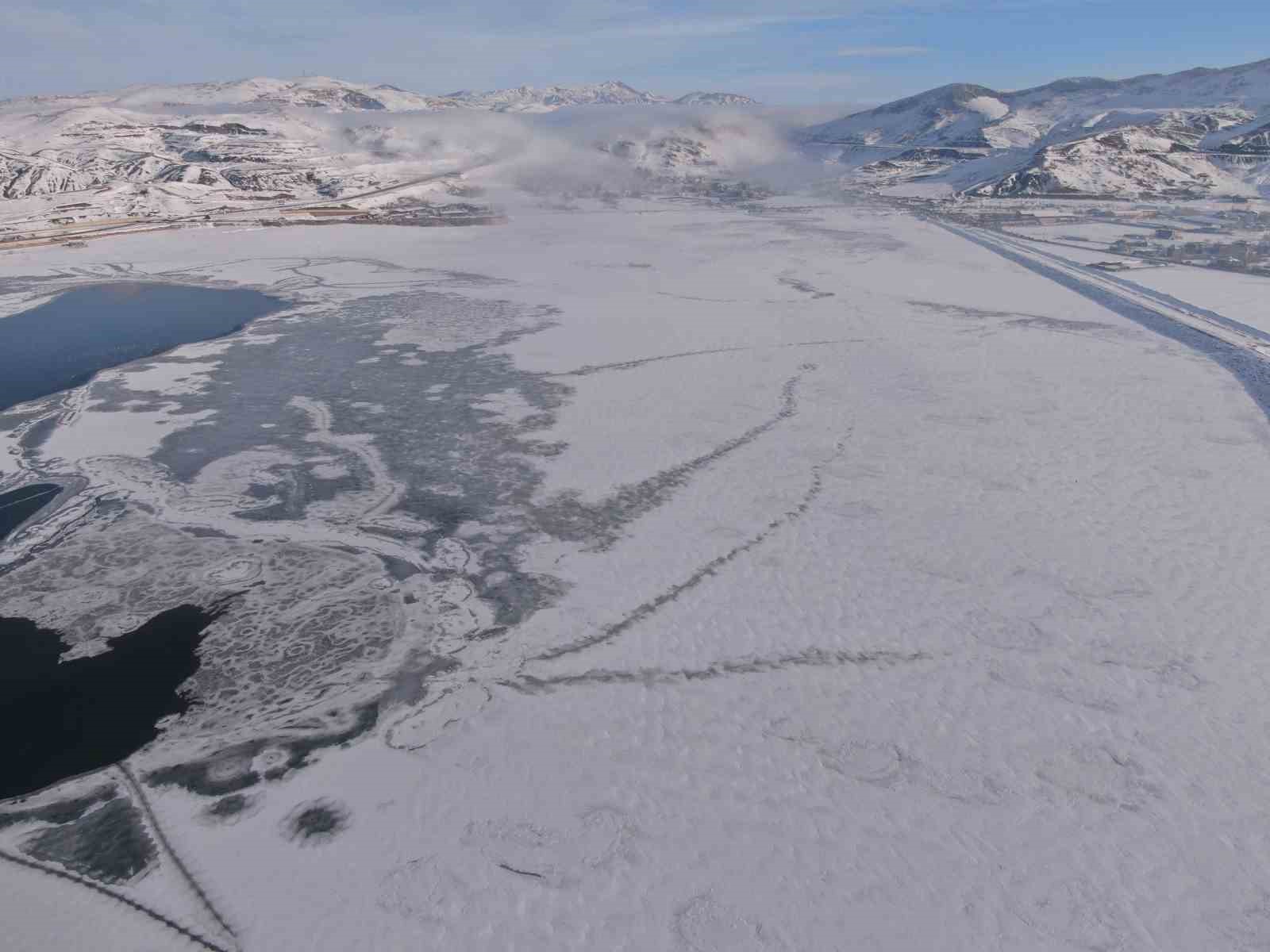 Sibirya soğuklarının hakim olduğu Van’da Sıhke Göleti’nin yüzeyi dondu