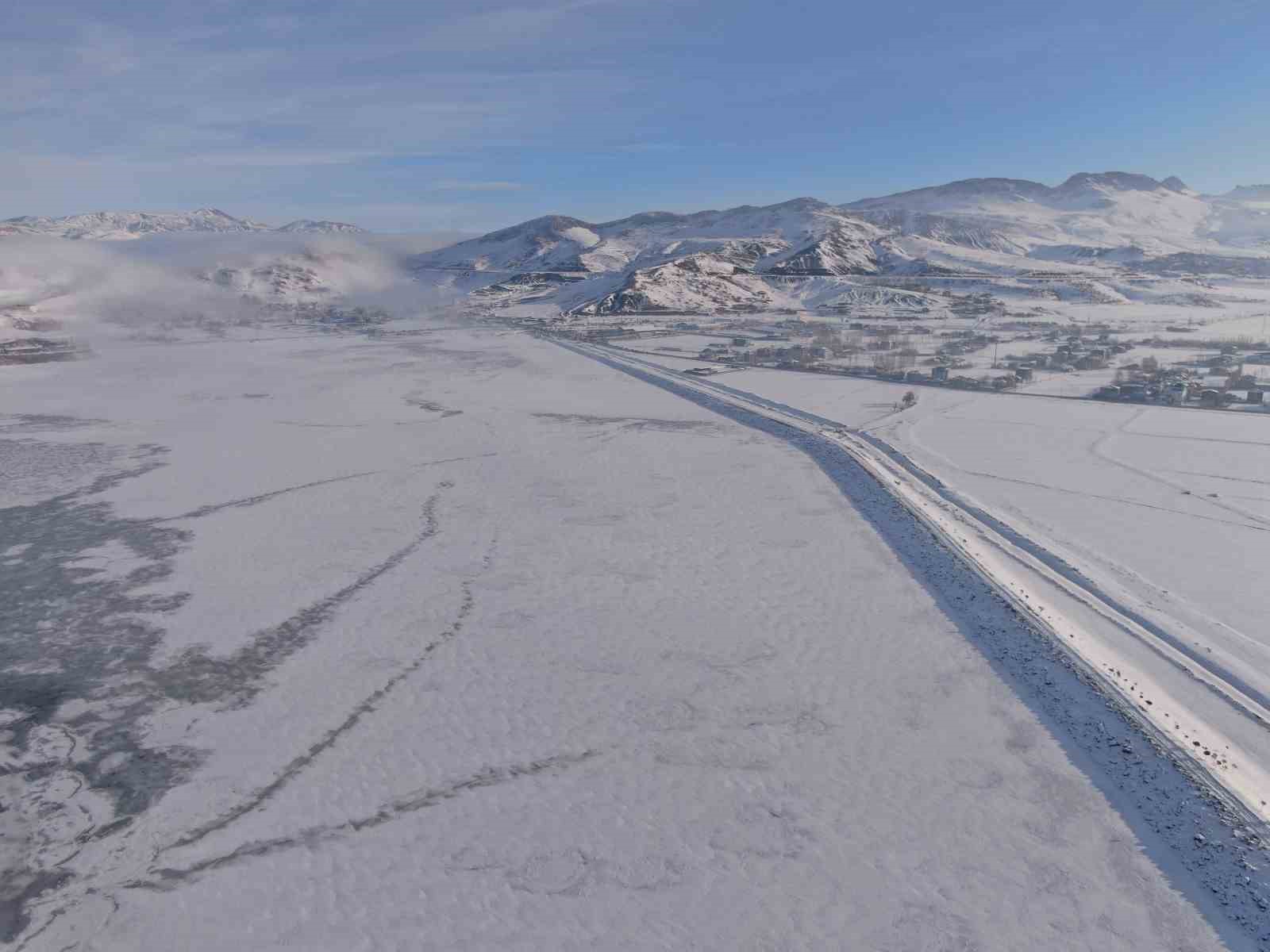 Sibirya soğuklarının hakim olduğu Van’da Sıhke Göleti’nin yüzeyi dondu