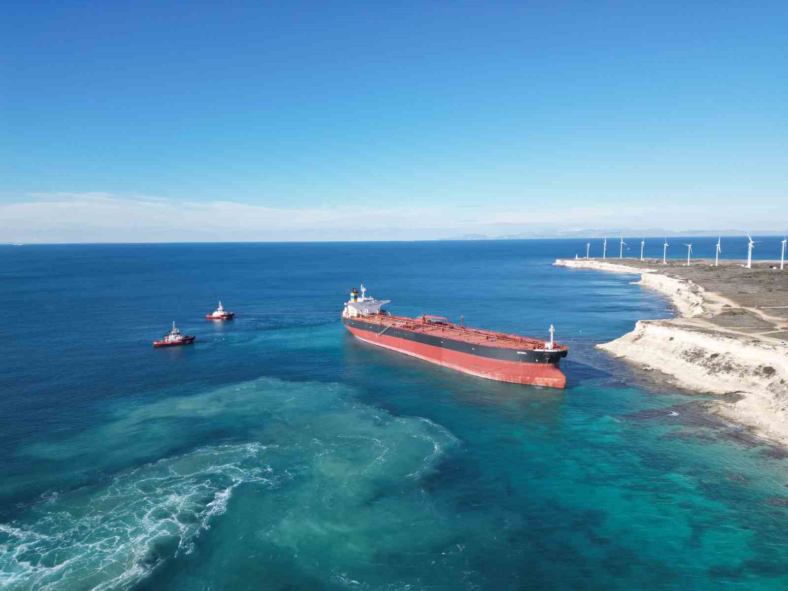 Bozcaada’da karaya oturan tankerin kurtarma çalışmaları dron ile görüntülendi