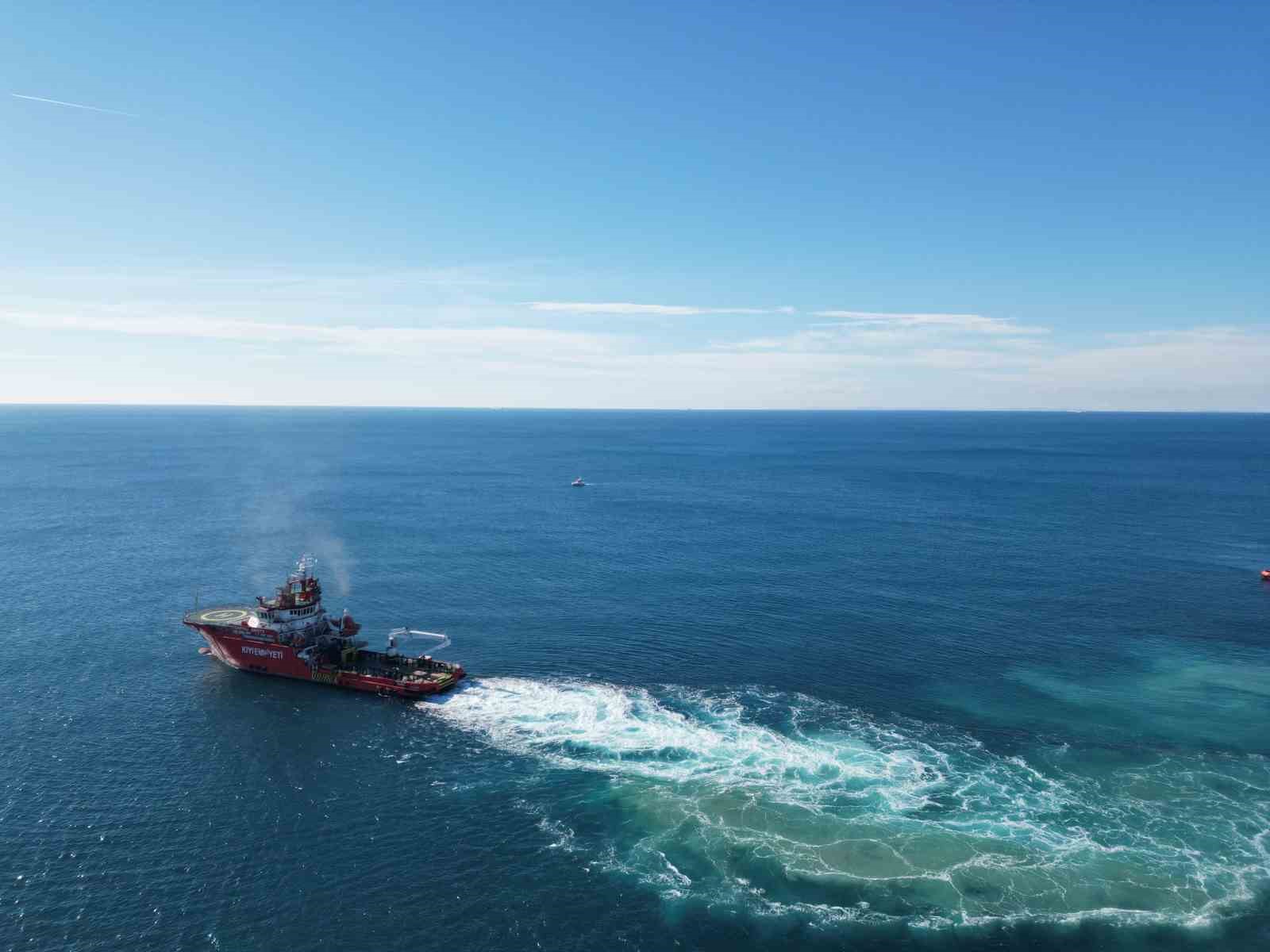 Bozcaada’da karaya oturan tankerin kurtarma çalışmaları dron ile görüntülendi