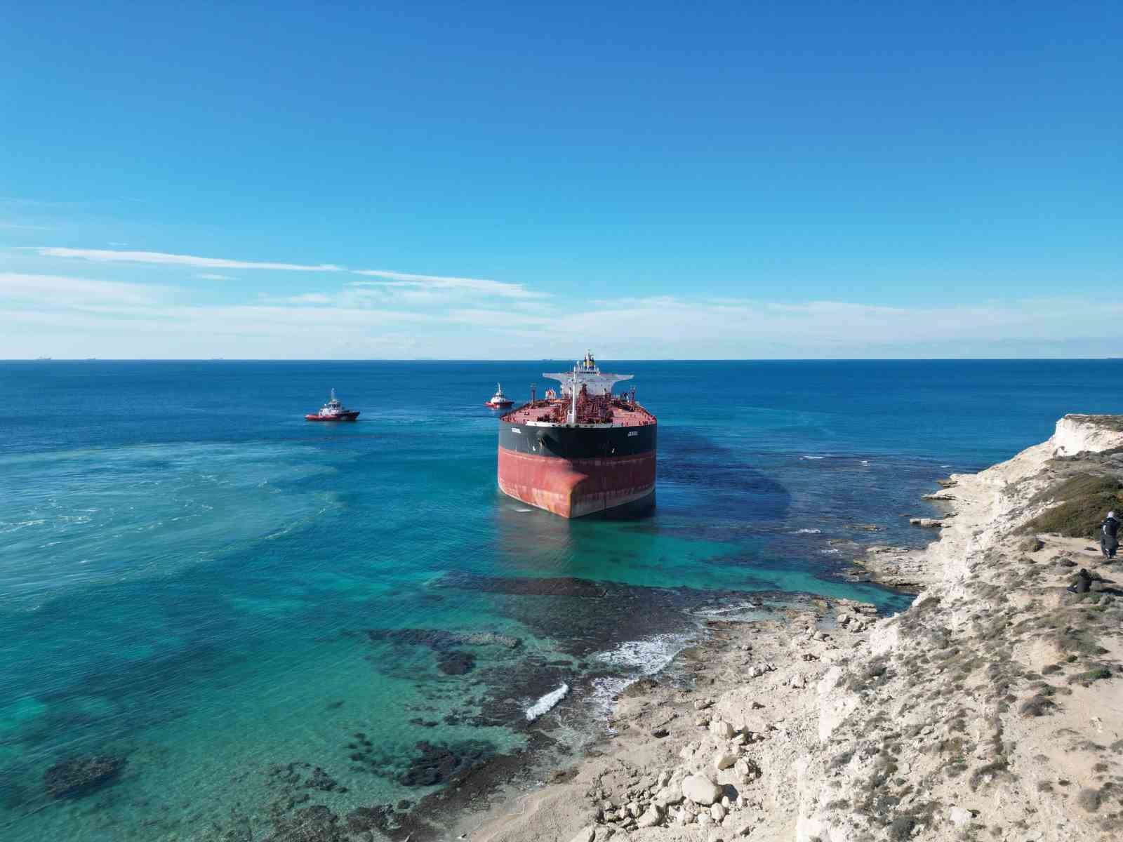 Bozcaada’da karaya oturan tankerin kurtarma çalışmaları dron ile görüntülendi