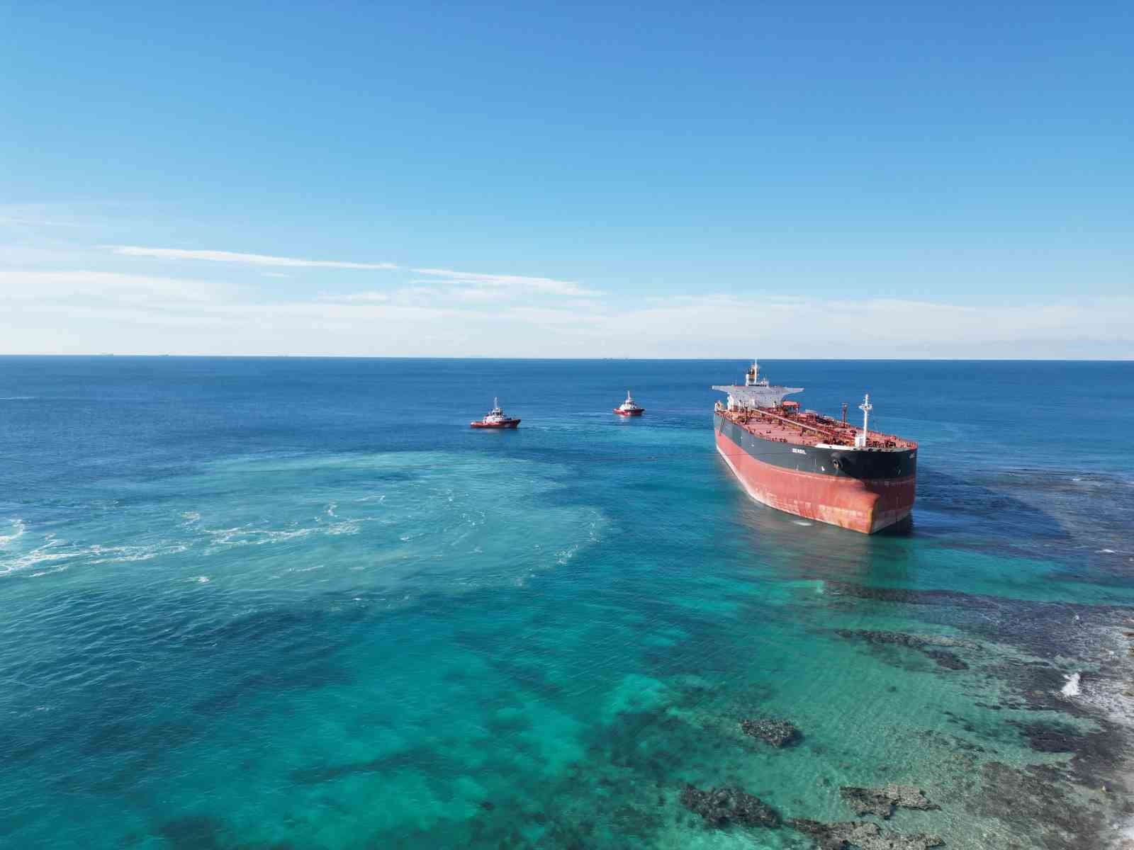 Bozcaada’da karaya oturan tankerin kurtarma çalışmaları dron ile görüntülendi