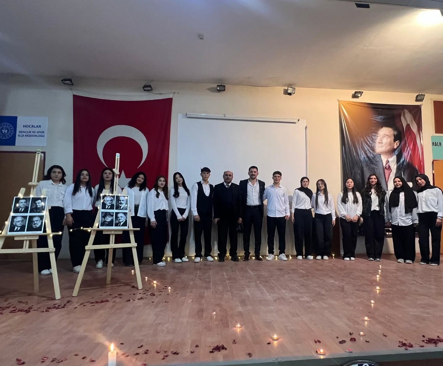 Öğrencilerinin hazırladığı şiir dinletisi büyük beğeni topladı