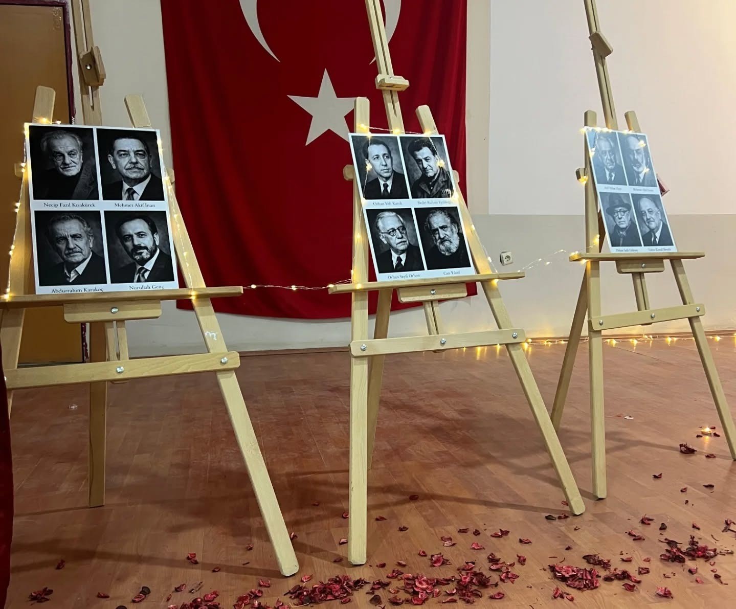 Öğrencilerinin hazırladığı şiir dinletisi büyük beğeni topladı